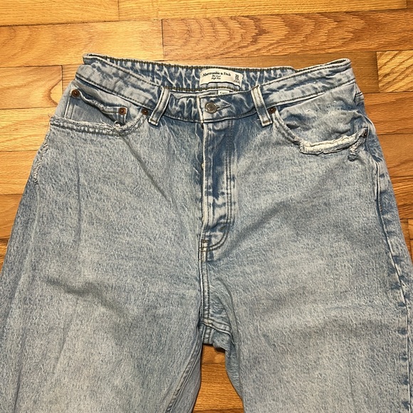 Abercrombie and Fitch - Curve Love - The Dad High Rise. Size 30/10R. - Picture 2 of 6